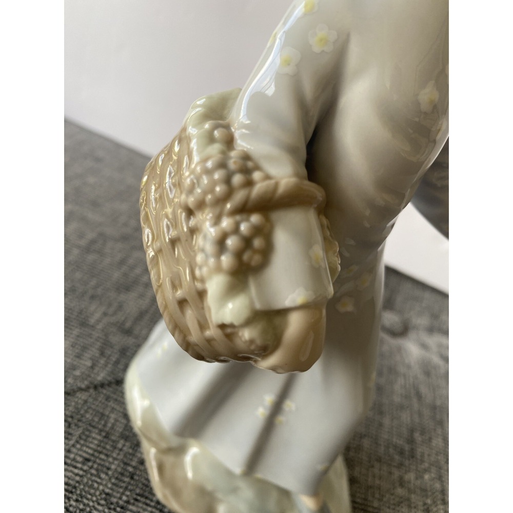 Lladro Zaphir Retired/Rare From The Vineyard Girl w/Basket of Grapes 9" Spain - Picture 5 of 8